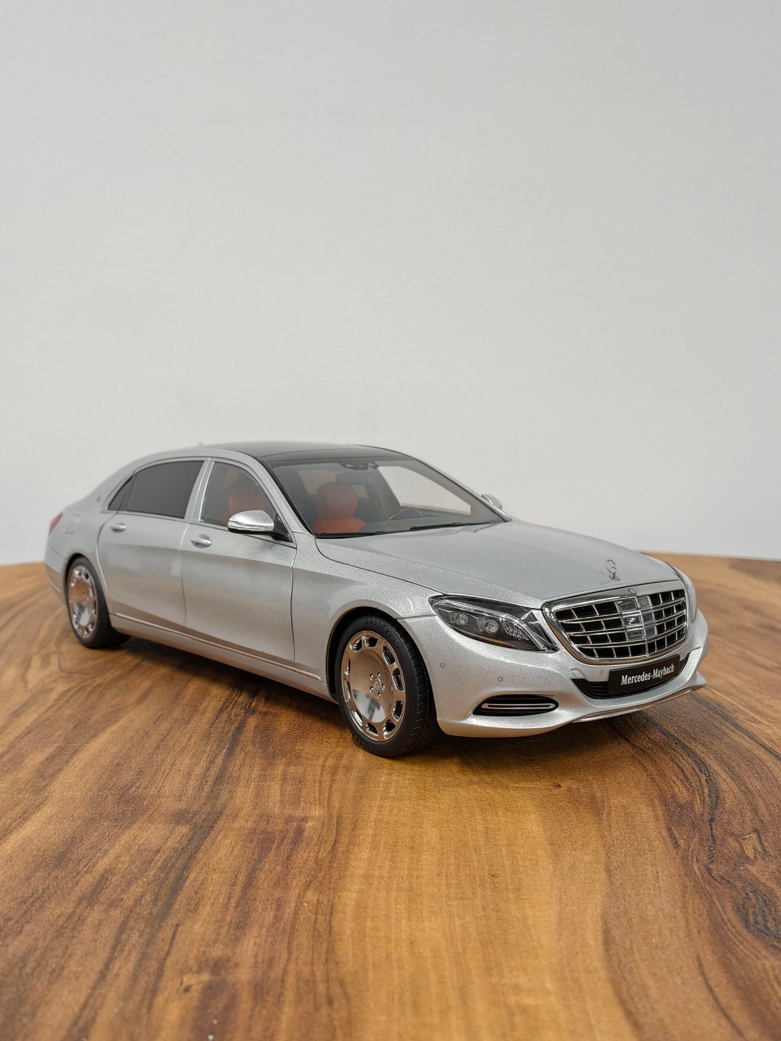 Mercedes-Maybach S-kLasse (S600) Silver 1:18 - Image 3