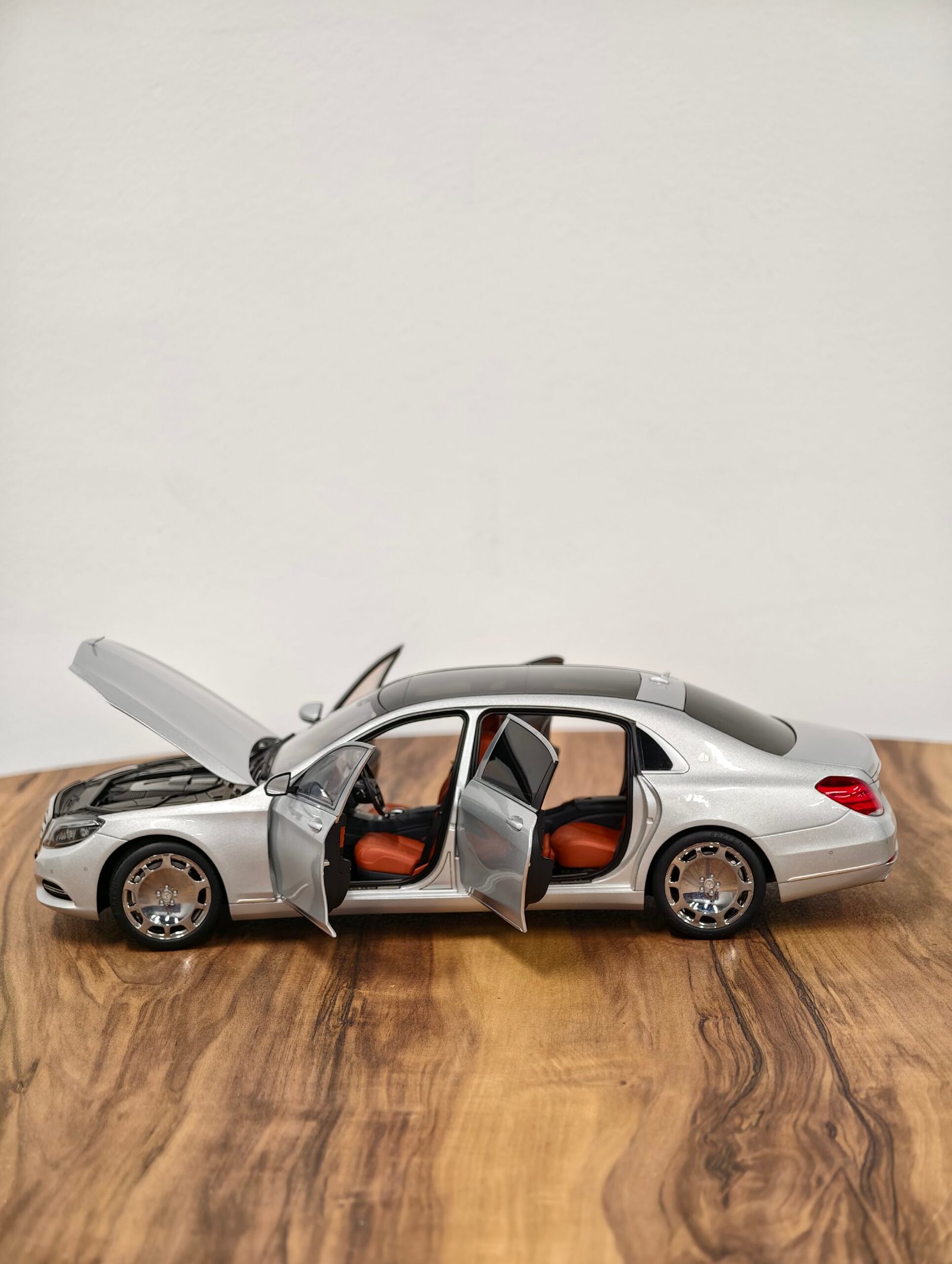 Mercedes-Maybach S-kLasse (S600) Silver 1:18 - Image 6