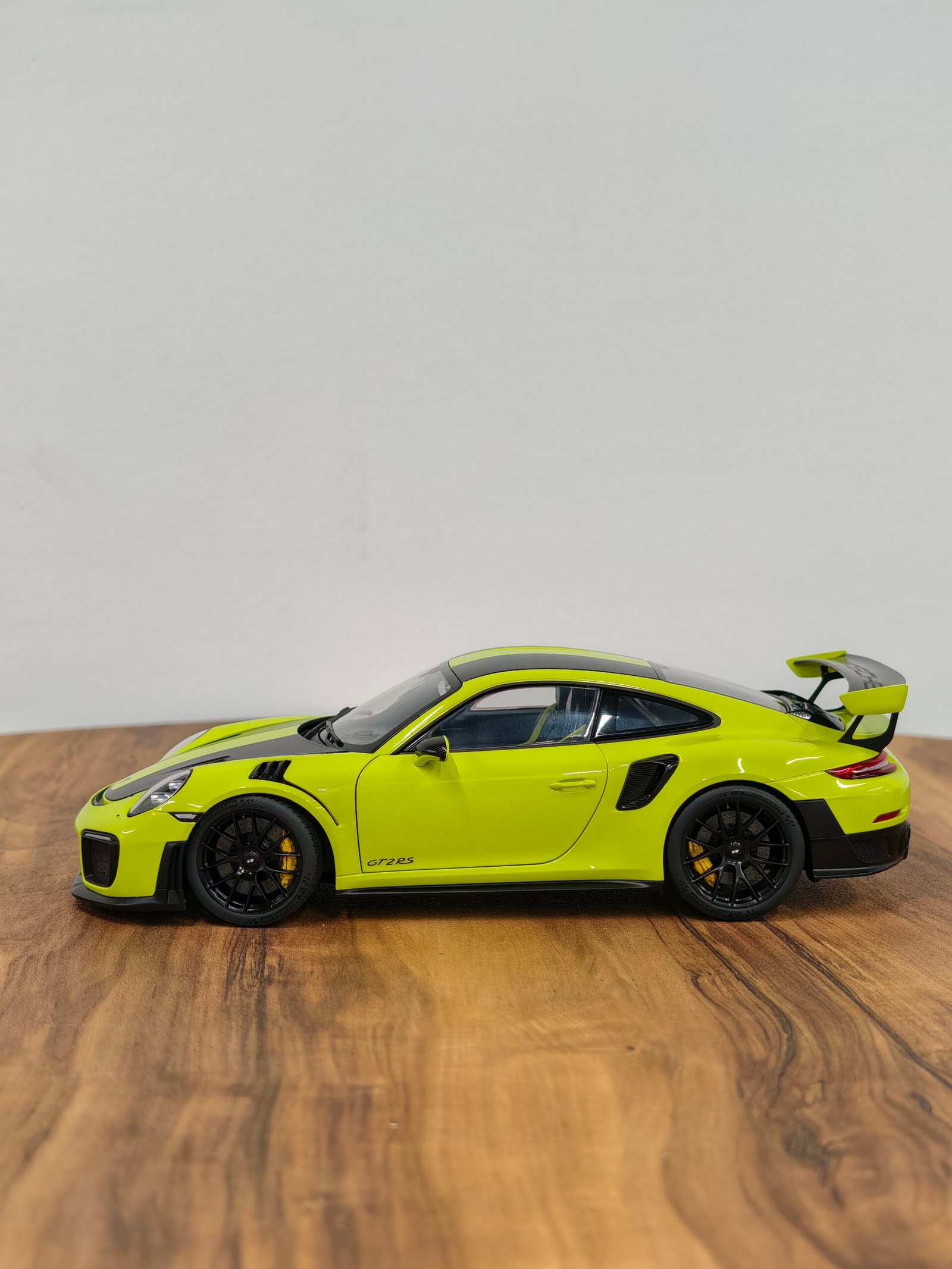 Porsche 911 (991.2) GT2 RS Weissach package 1:18 Acid Green - Image 10