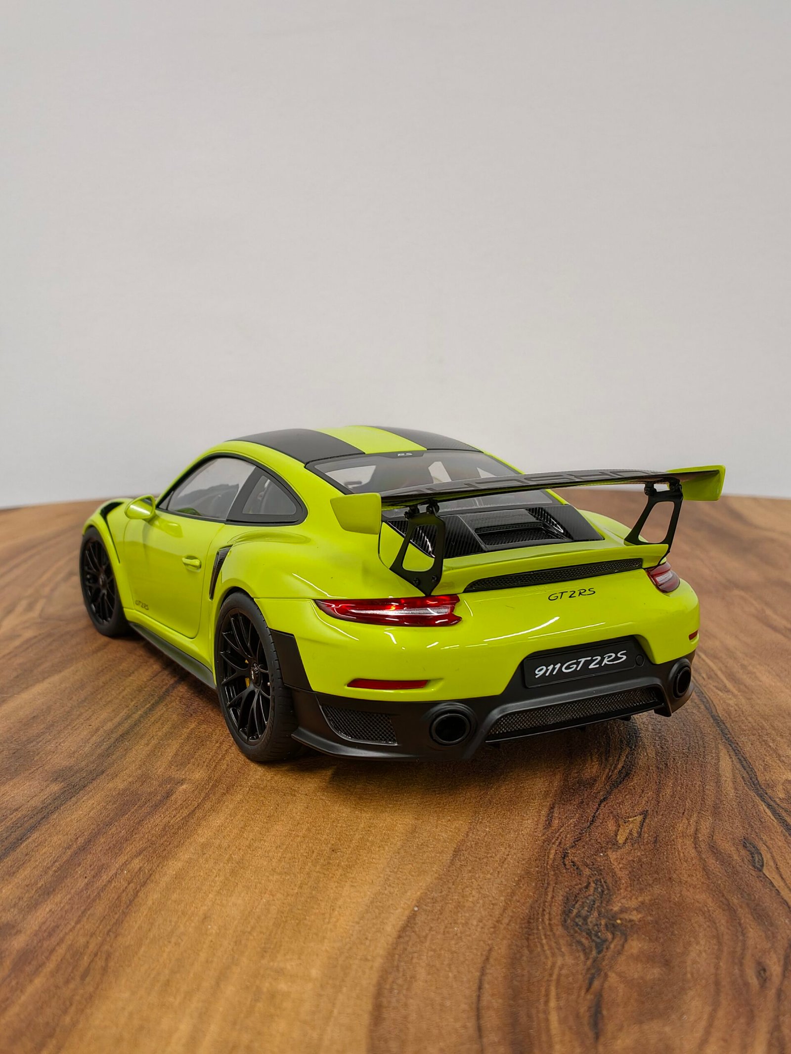 Porsche 911 (991.2) GT2 RS Weissach package 1:18 Acid Green - Image 11