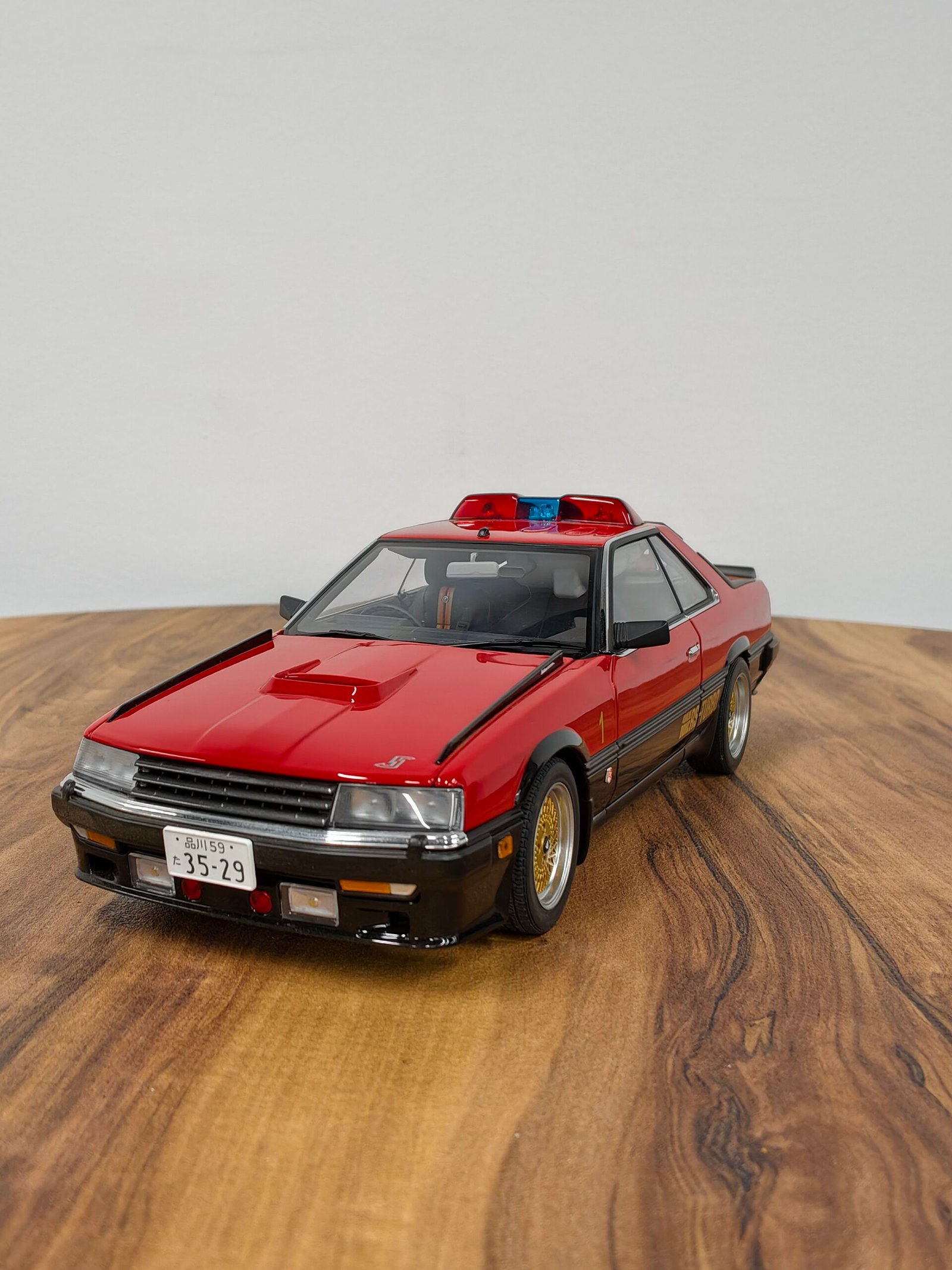 Nissan Skyline (DR30) SEIBU-KEISATSU MACHINE RS-1 40Th Anniversary 1:18 Red