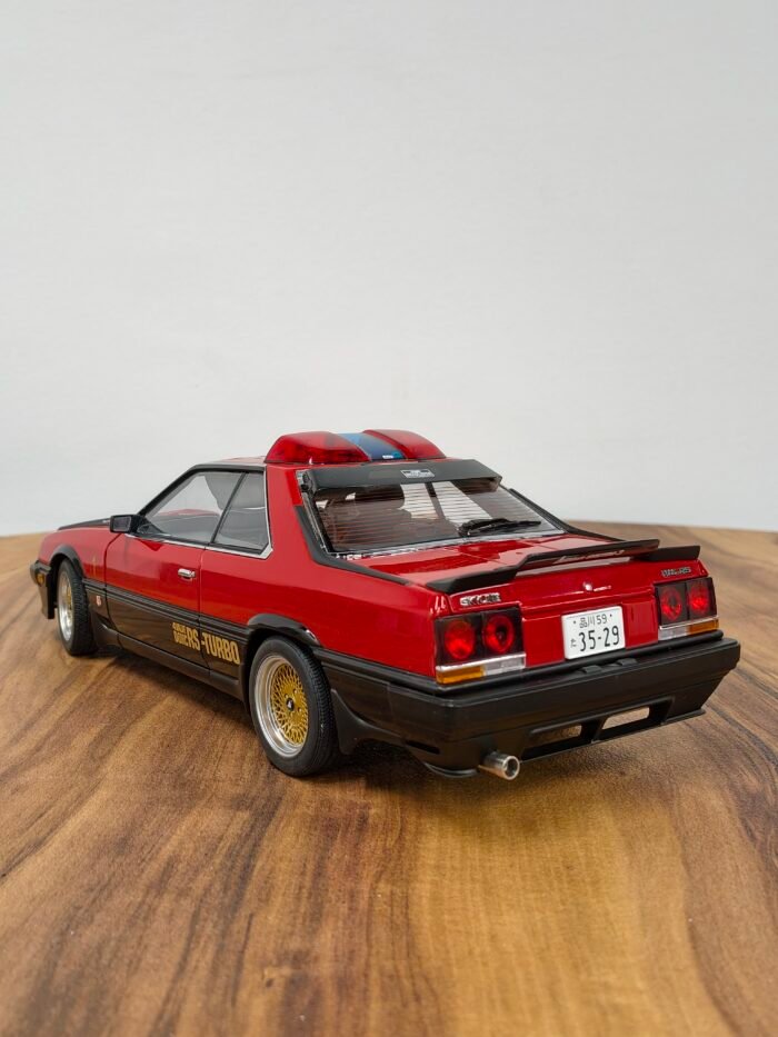 Nissan Skyline (DR30) SEIBU-KEISATSU MACHINE RS-1 40Th Anniversary 1:18 Red - Image 6