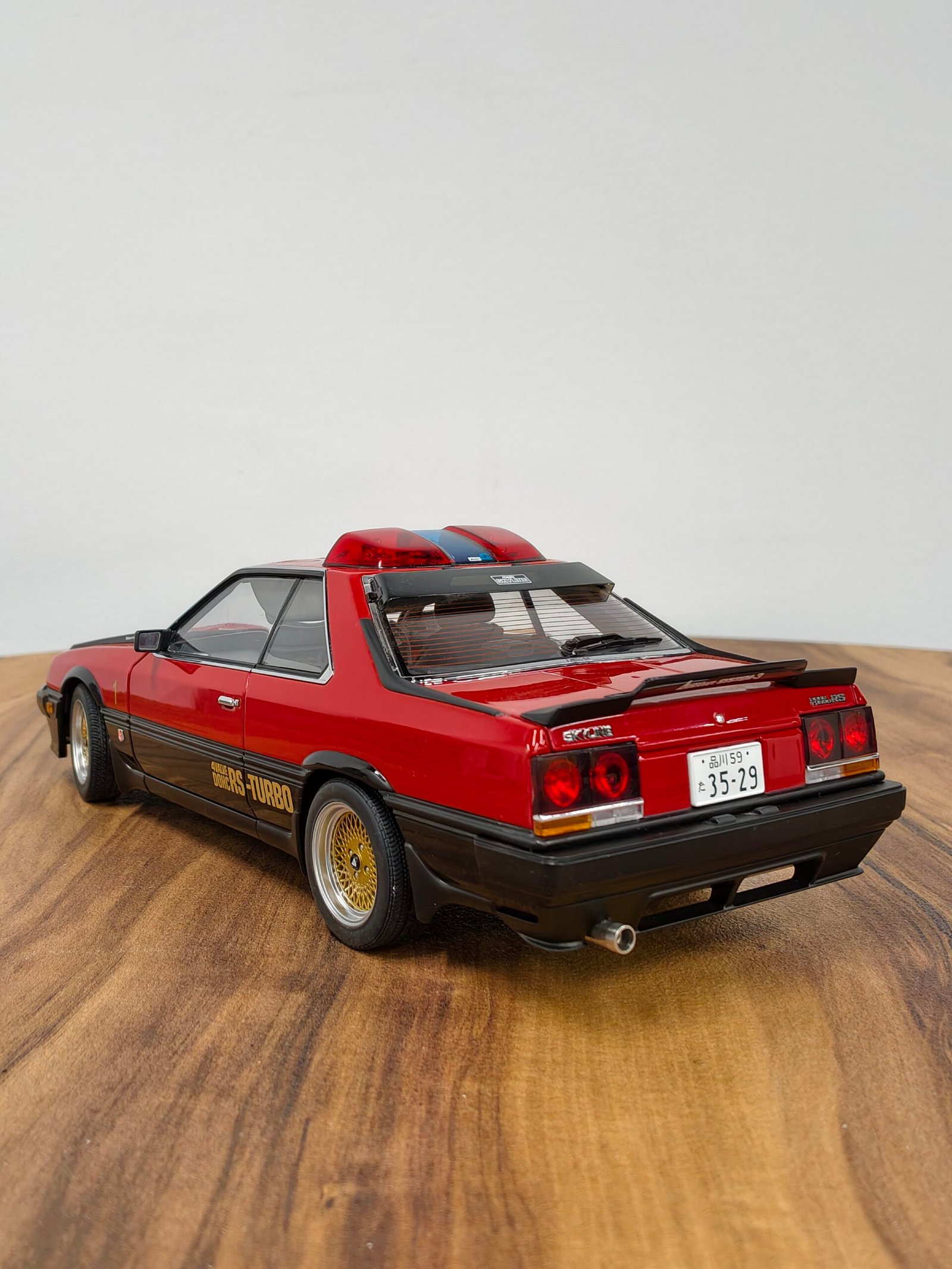 Nissan Skyline (DR30) SEIBU-KEISATSU MACHINE RS-1 40Th Anniversary 1:18 Red - Image 6