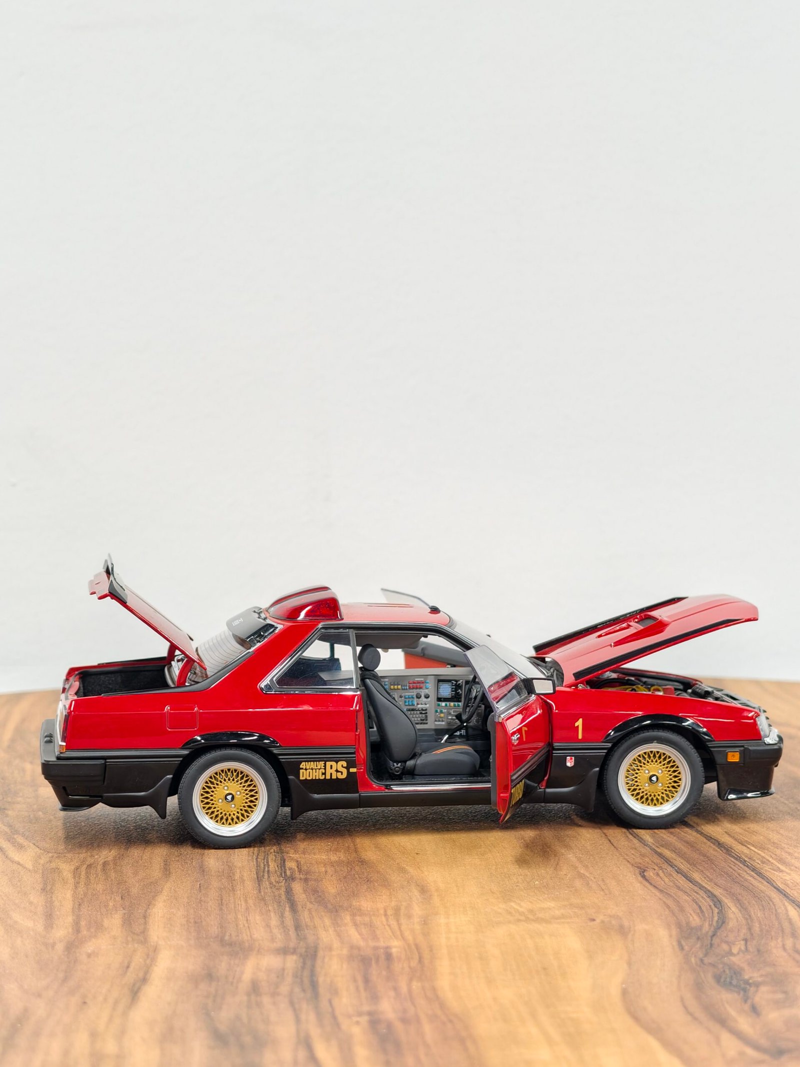Nissan Skyline (DR30) SEIBU-KEISATSU MACHINE RS-1 40Th Anniversary 1:18 Red - Image 4