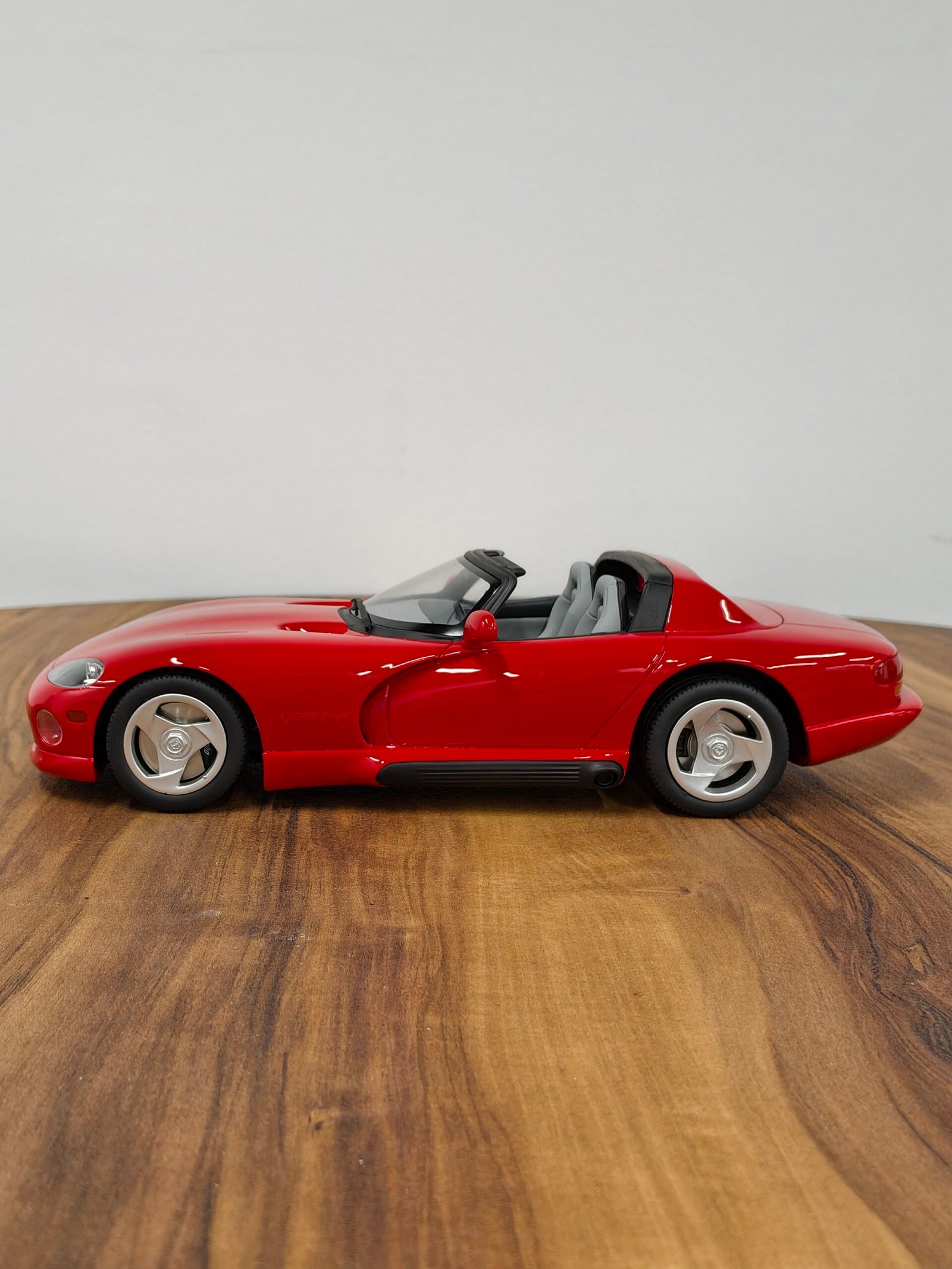 GT156 Dodge Viper RT10 Red 1:18 - Image 5