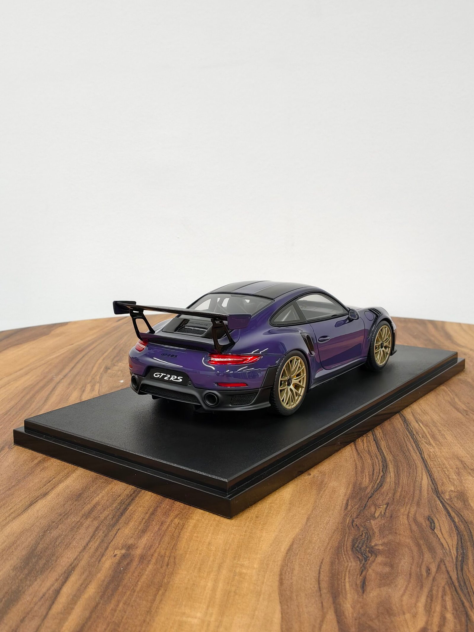 Porsche 911 (991.2) GT2RS 1:18 Violet - Image 2