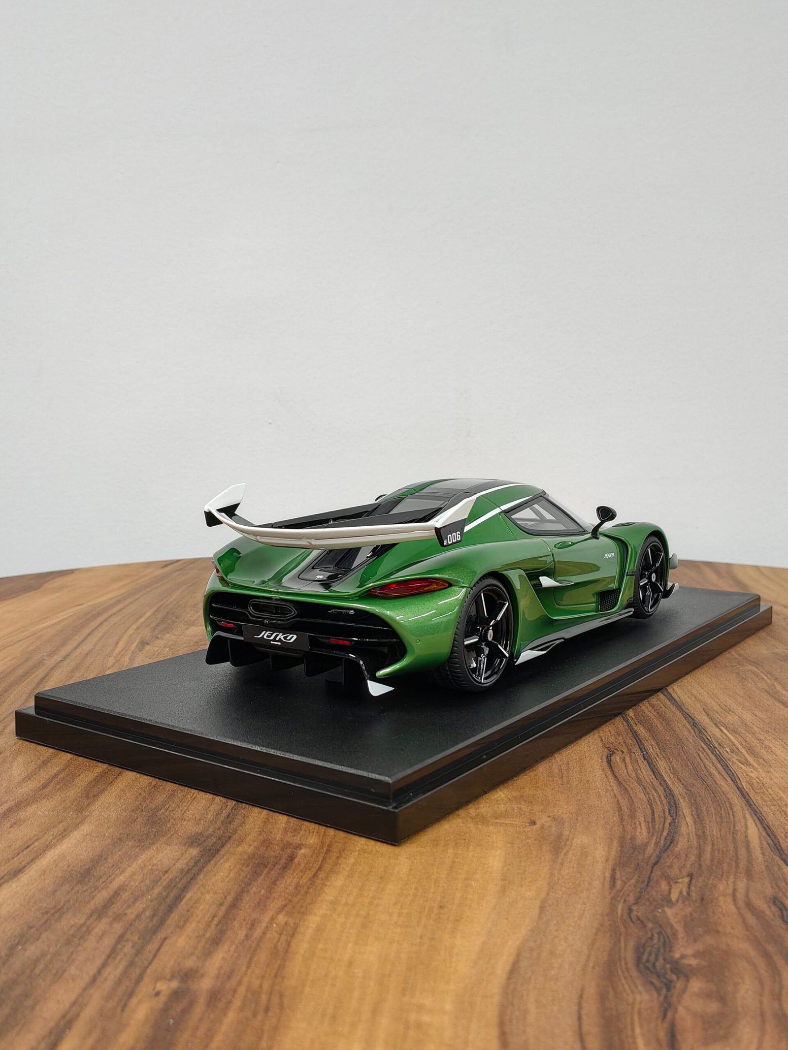 Koenigsegg Jesko Plus 1:18 Green - Image 2