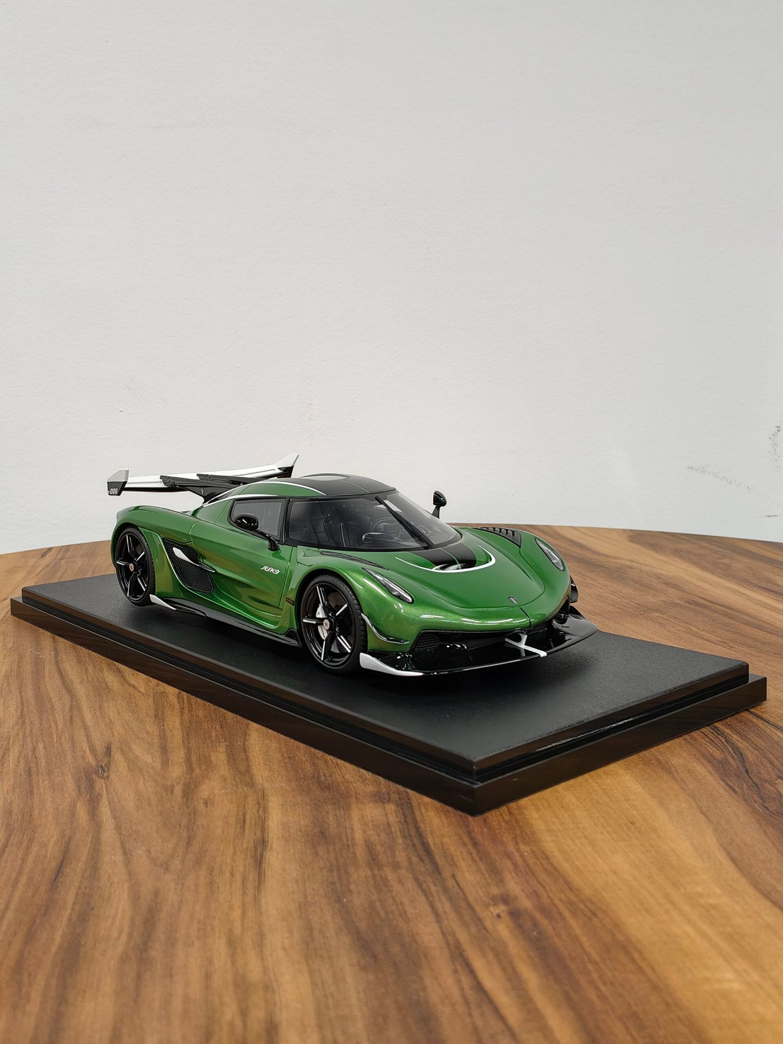 Koenigsegg Jesko Plus 1:18 Green - Image 4