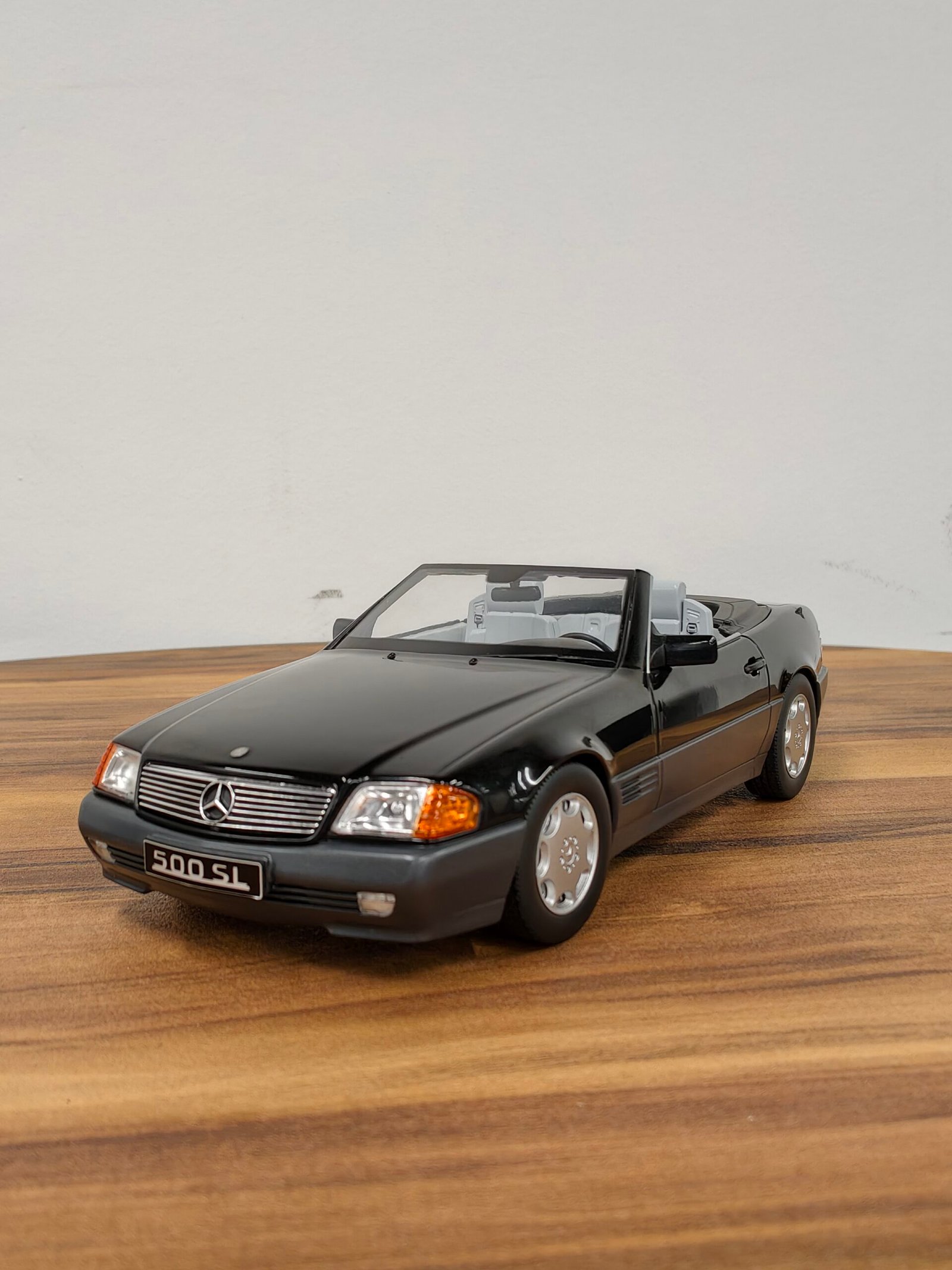 Mercedes-Benz 500SL Black 1:18