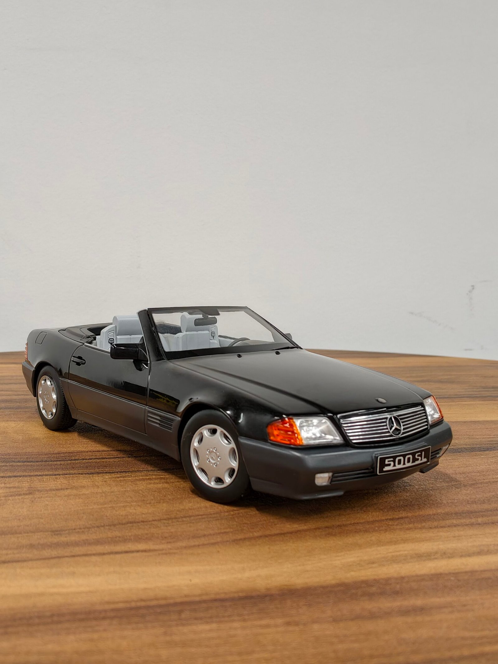 Mercedes-Benz 500SL Black 1:18 - Image 5