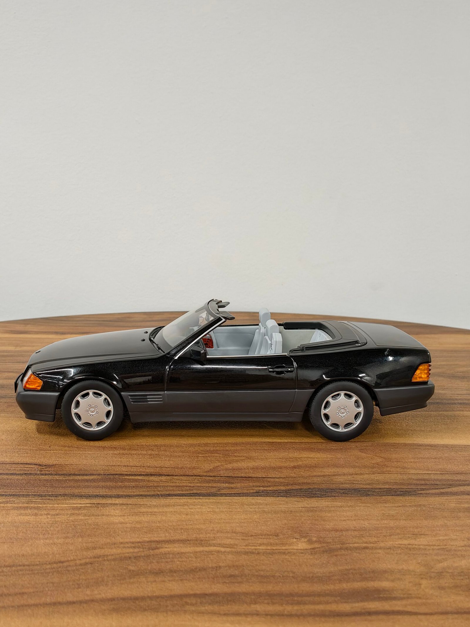 Mercedes-Benz 500SL Black 1:18 - Image 3