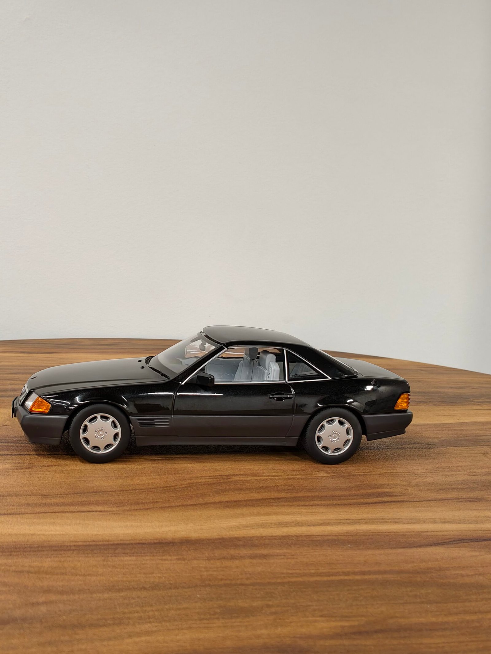 Mercedes-Benz 500SL Black 1:18 - Image 6