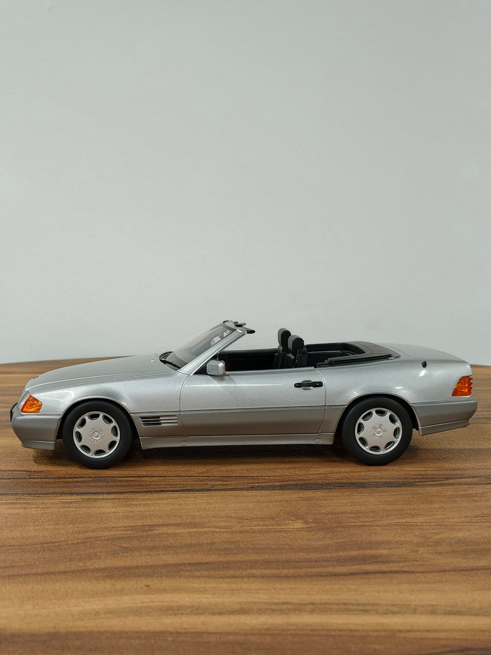Mercedes-Benz 500SL Silver 1:18 - Image 2