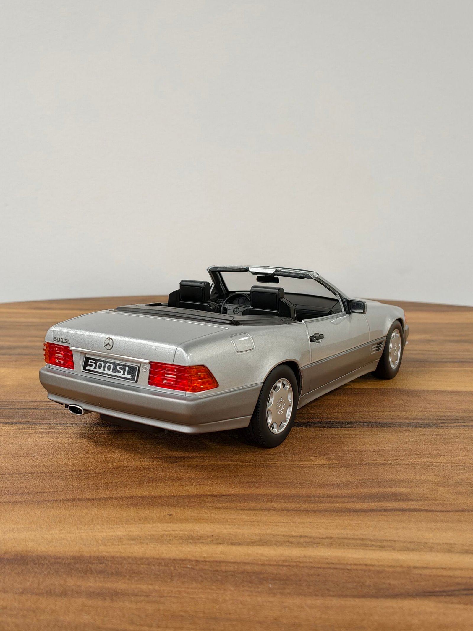 Mercedes-Benz 500SL Silver 1:18 - Image 6