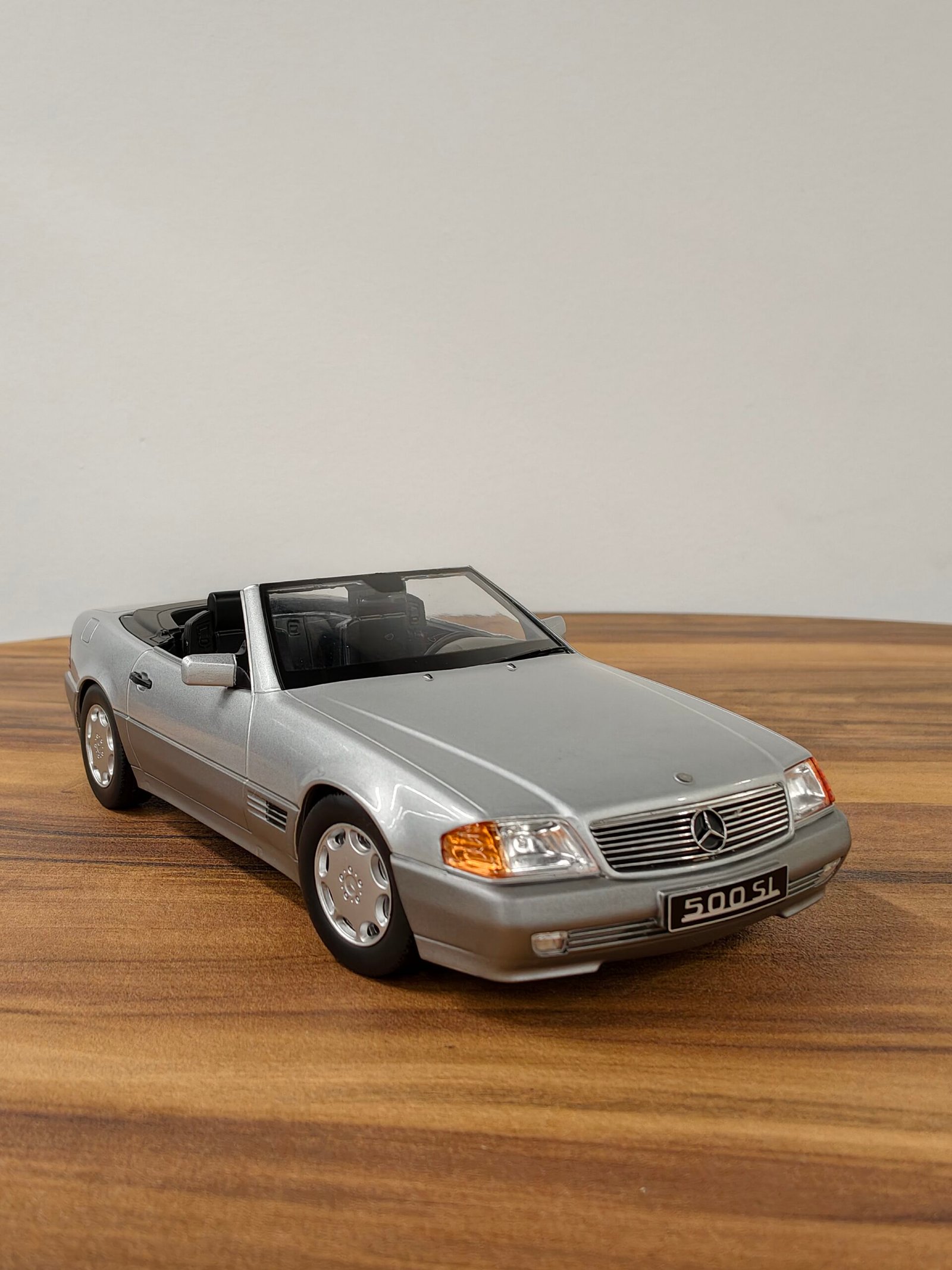 Mercedes-Benz 500SL Silver 1:18 - Image 5