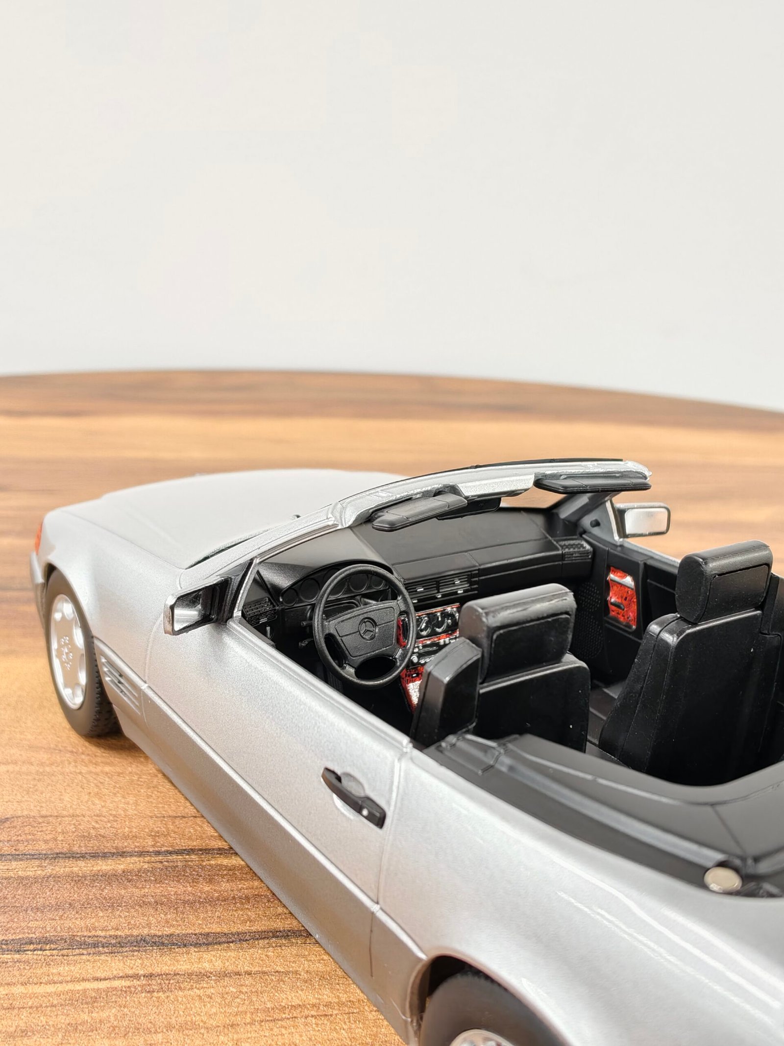 Mercedes-Benz 500SL Silver 1:18 - Image 4