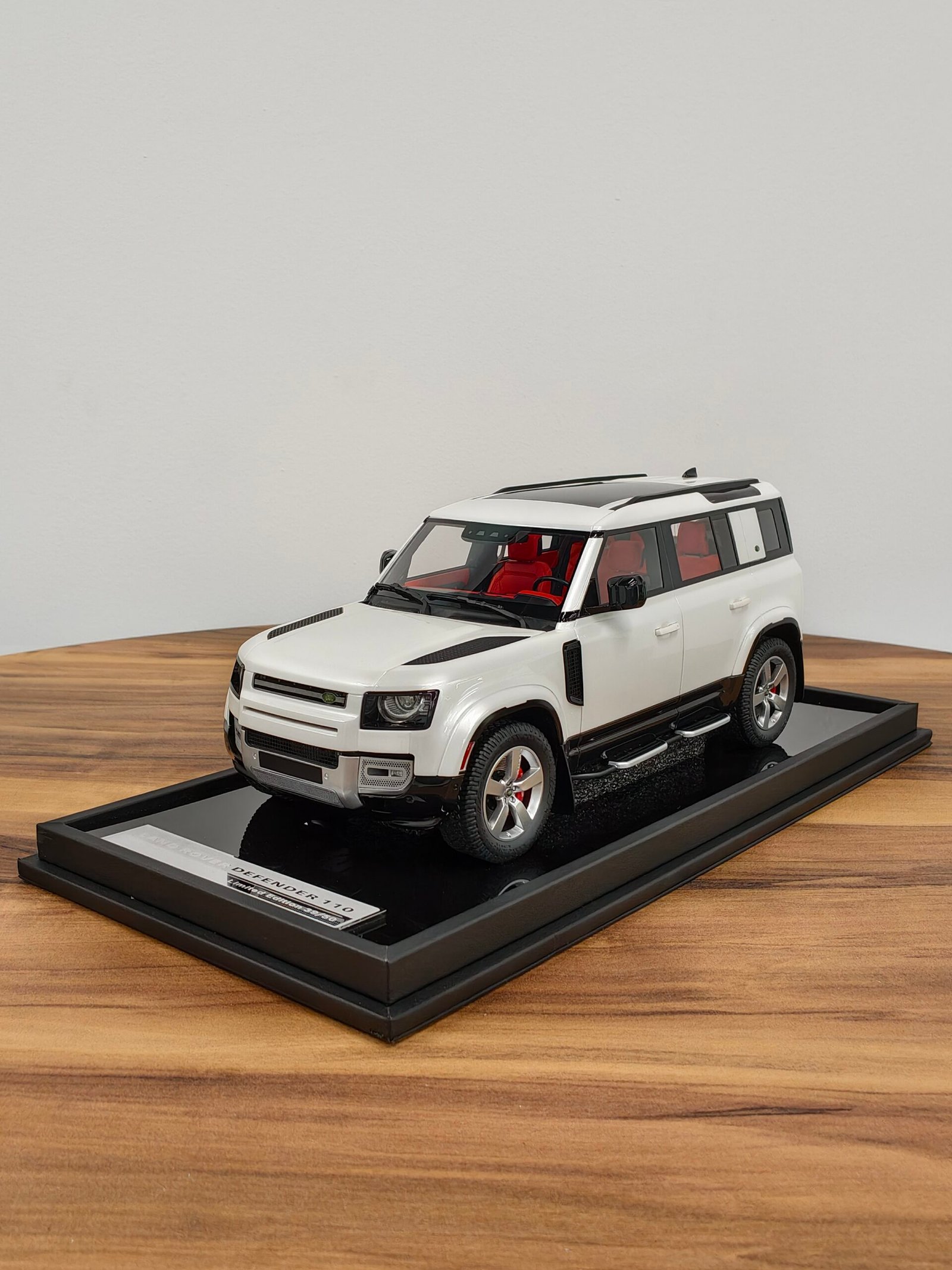 Land Rover Defender 110 White 1:18