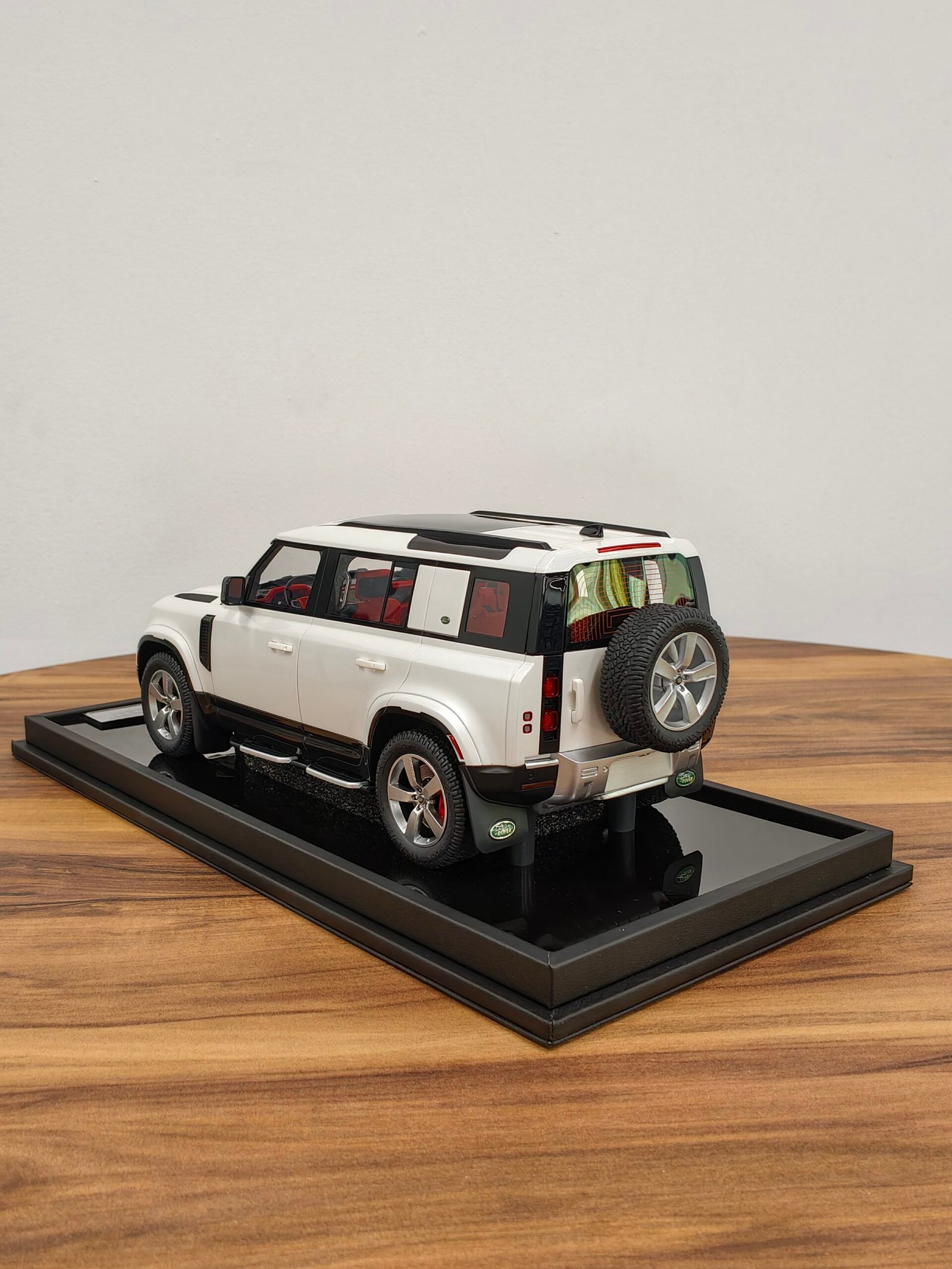 Land Rover Defender 110 White 1:18 - Image 2