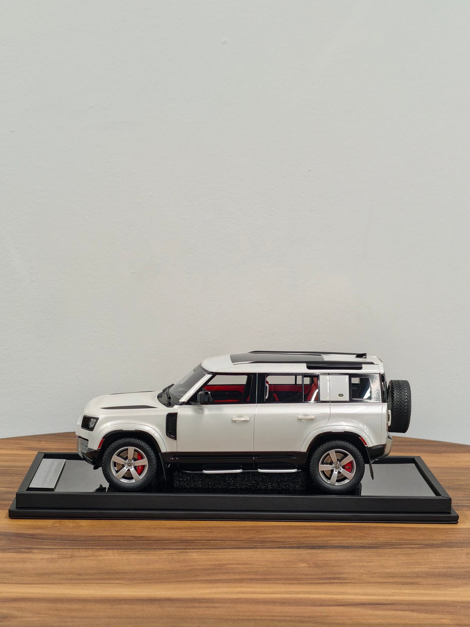 Land Rover Defender 110 White 1:18 - Image 4