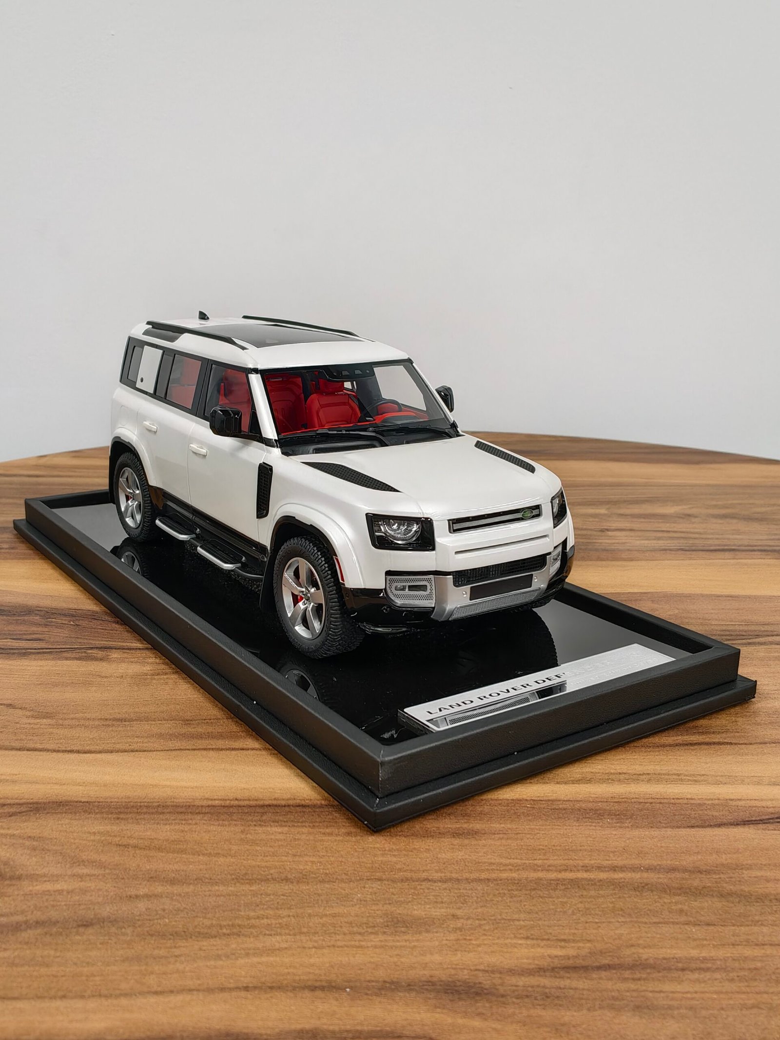 Land Rover Defender 110 White 1:18 - Image 3