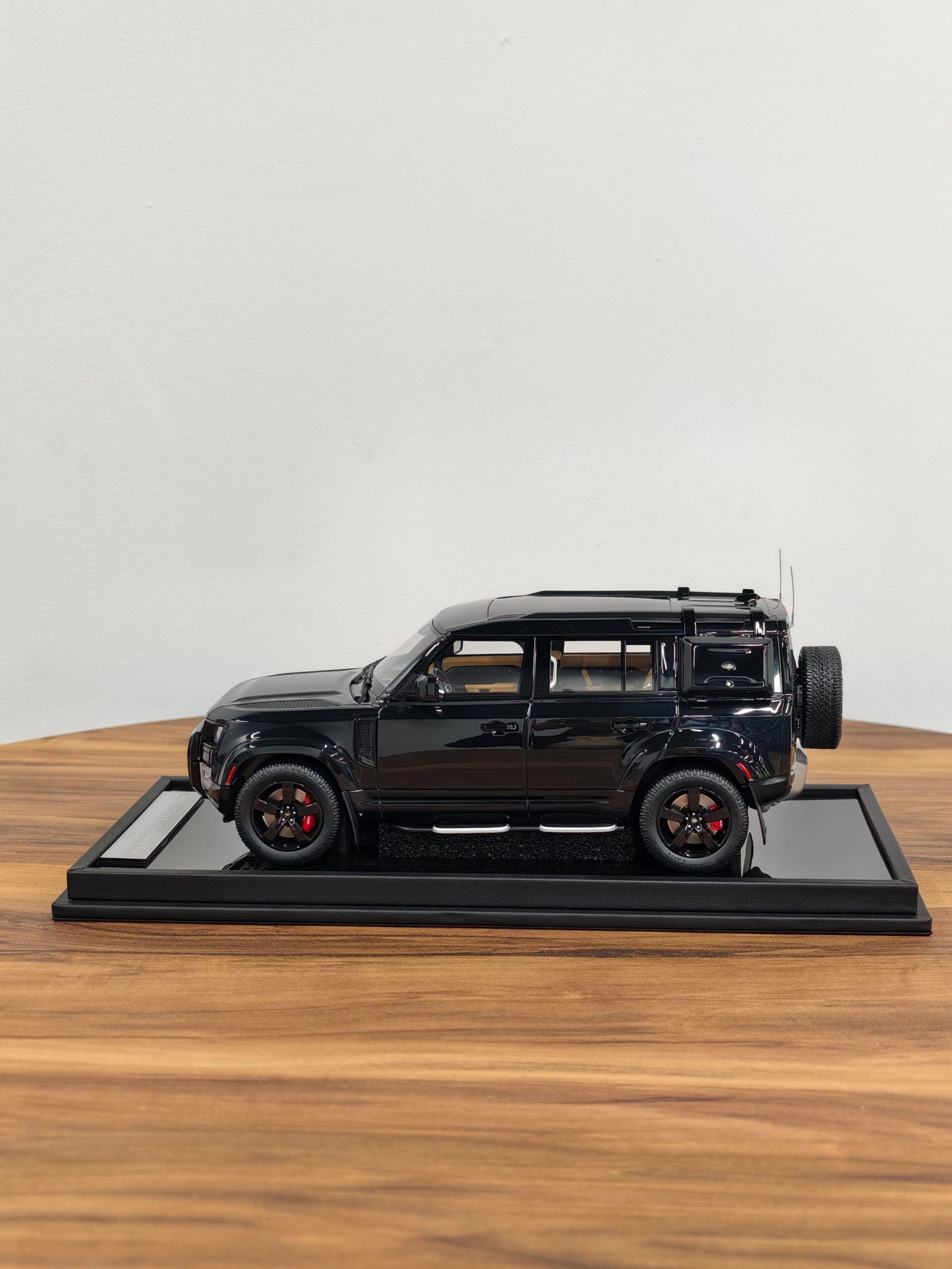 Land Rover Defender 110 Matt Black 1:18 - Image 4