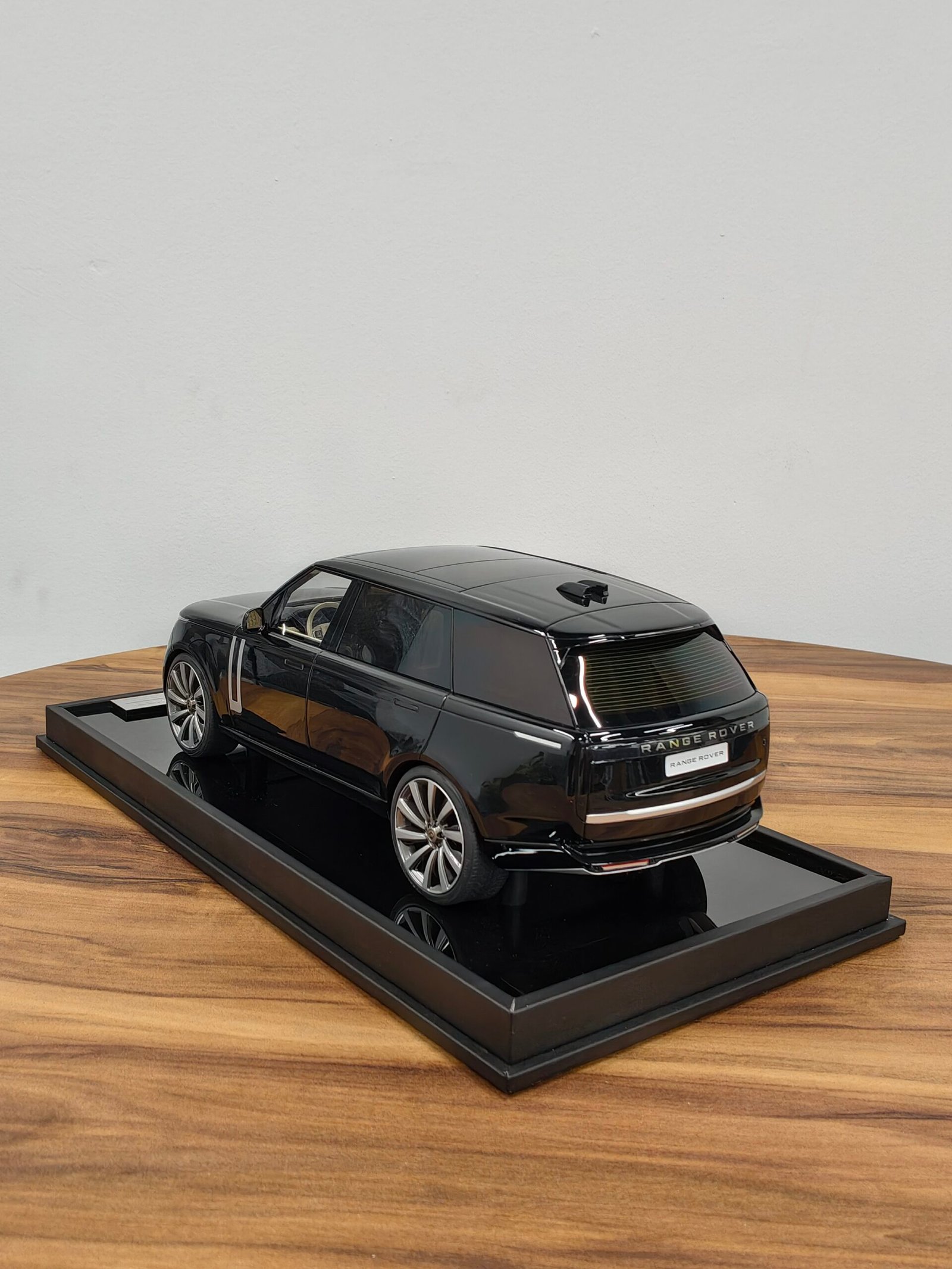 Range Rover 1:18 Black - Image 2