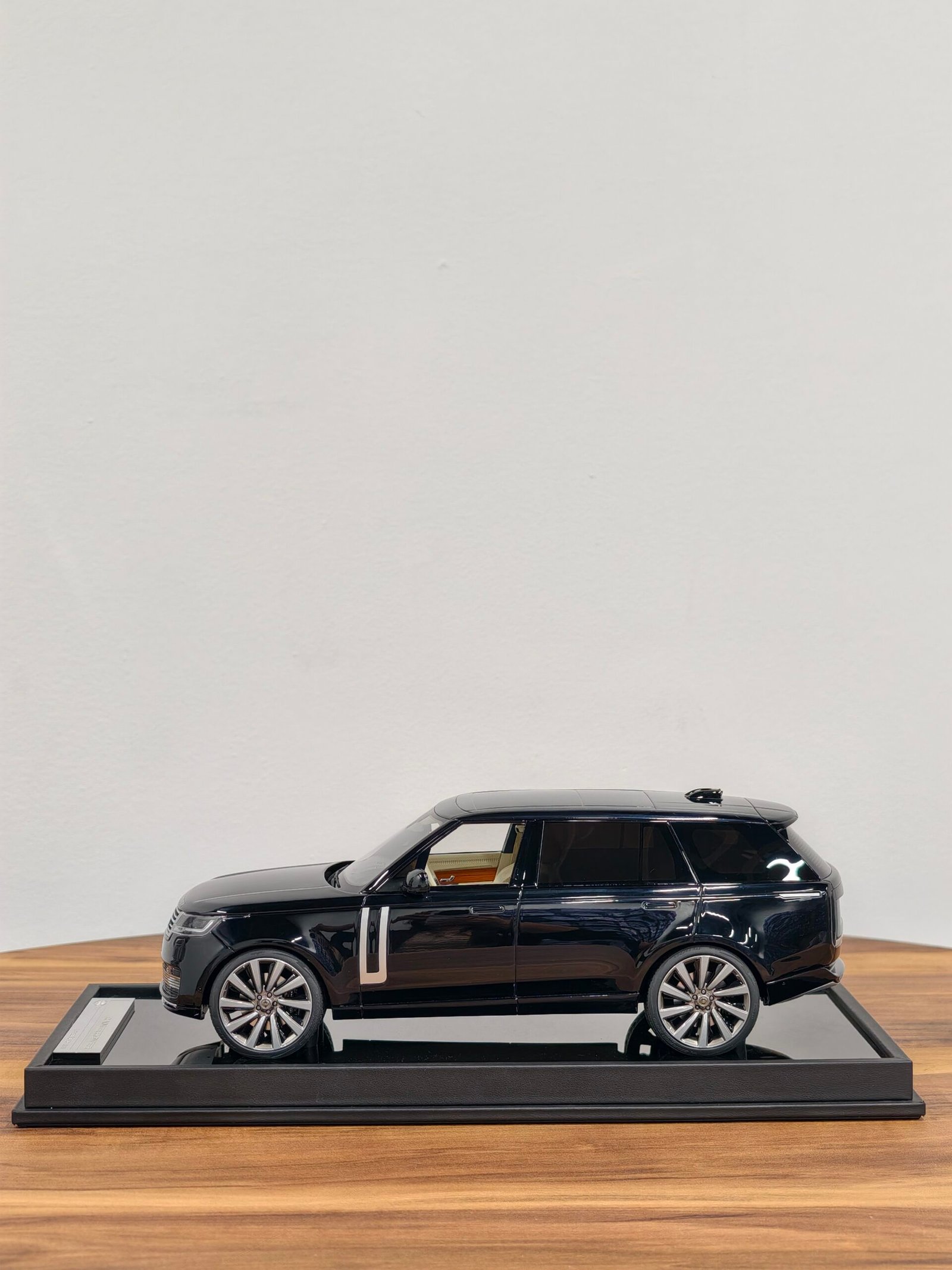 Range Rover 1:18 Black - Image 3