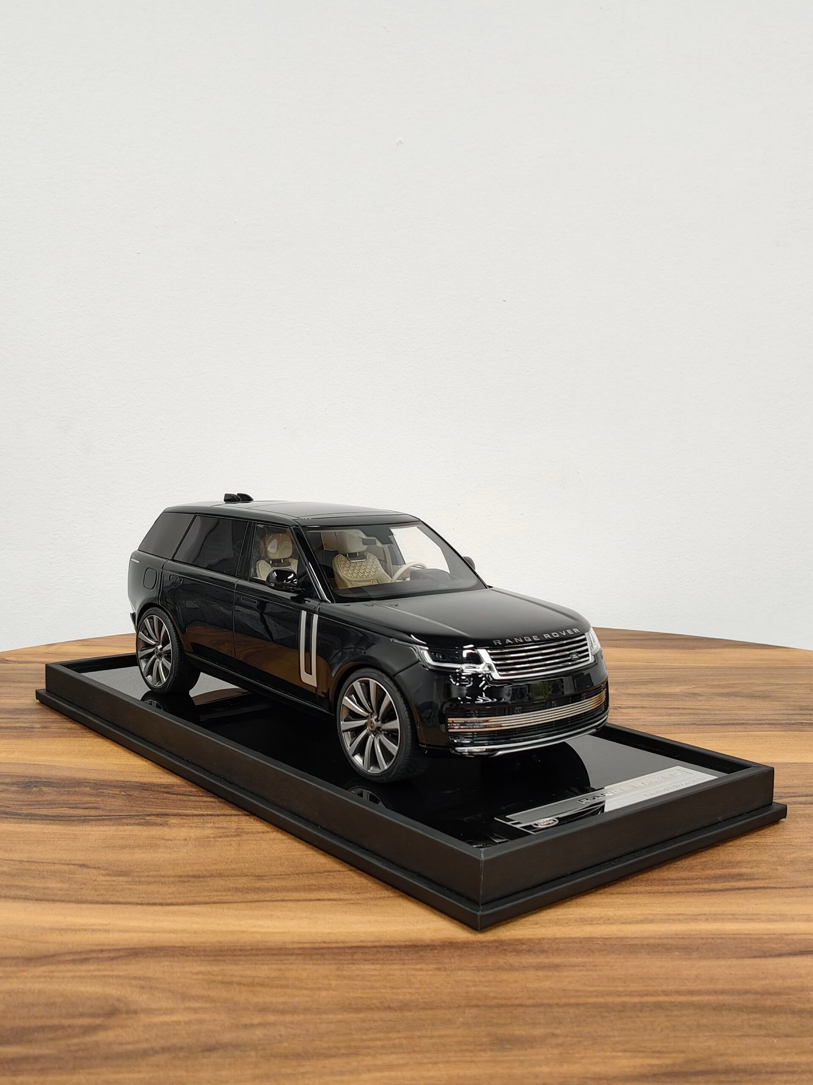 Range Rover 1:18 Black - Image 4