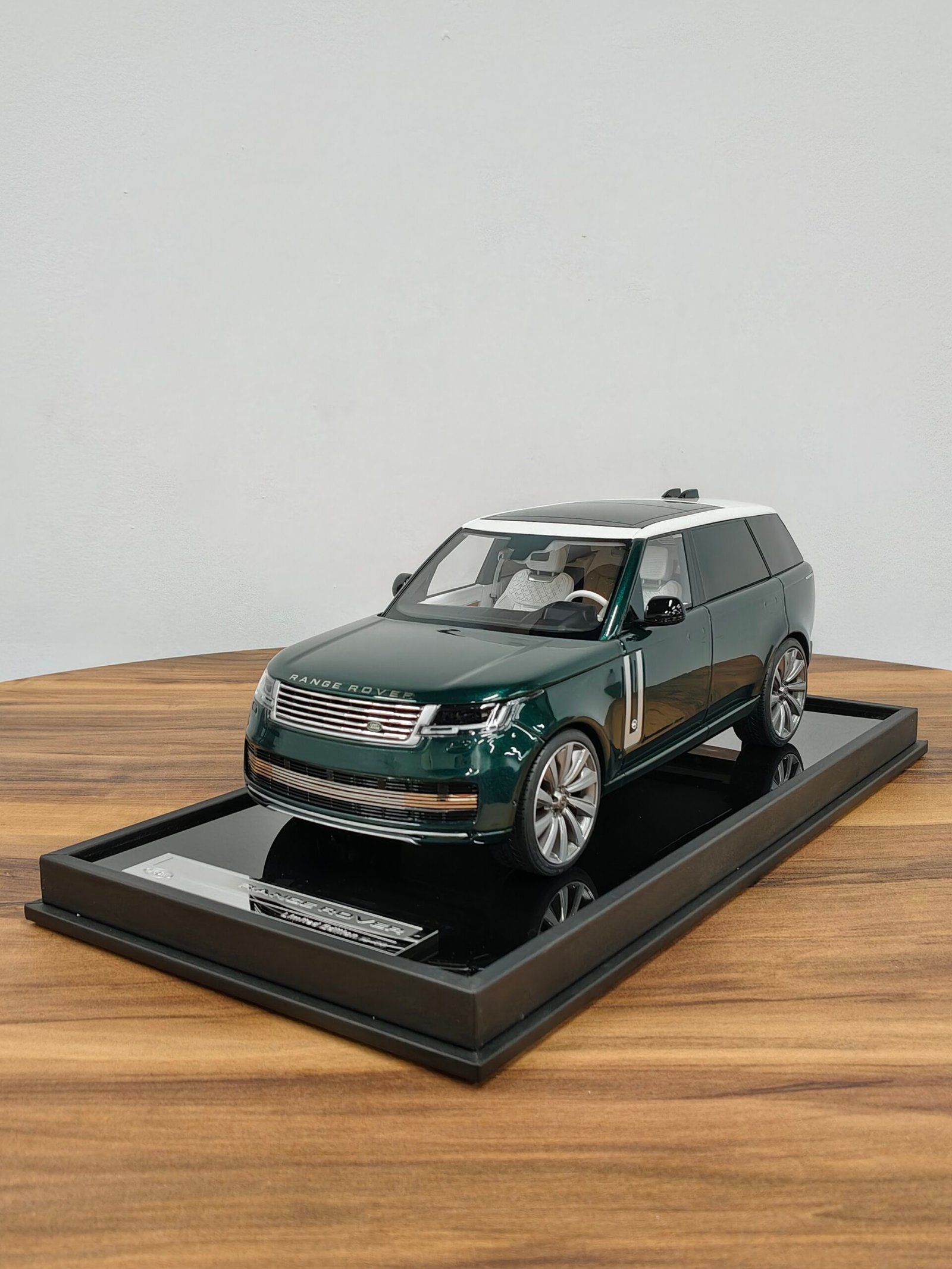 Range Rover 1:18 British Green