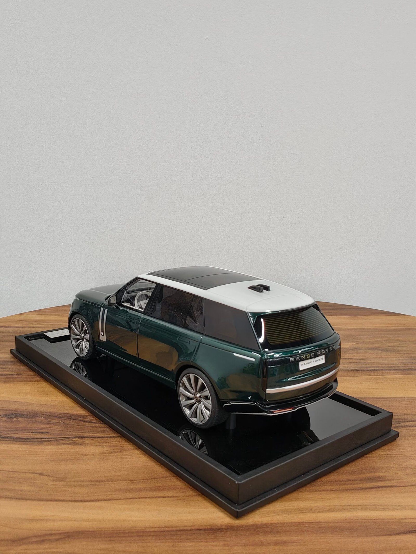 Range Rover 1:18 British Green - Image 2