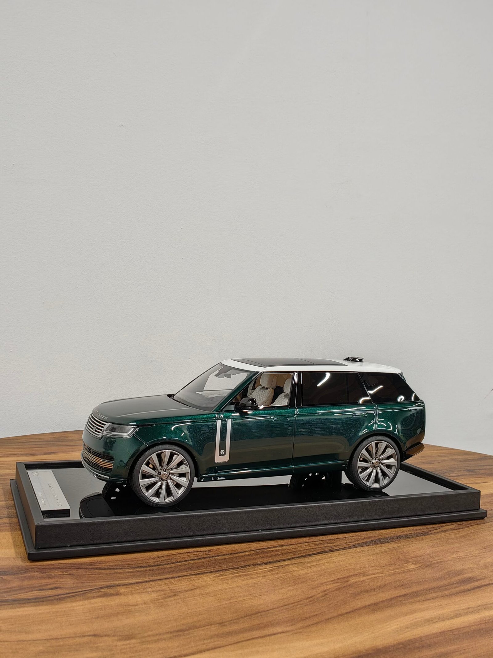 Range Rover 1:18 British Green - Image 3