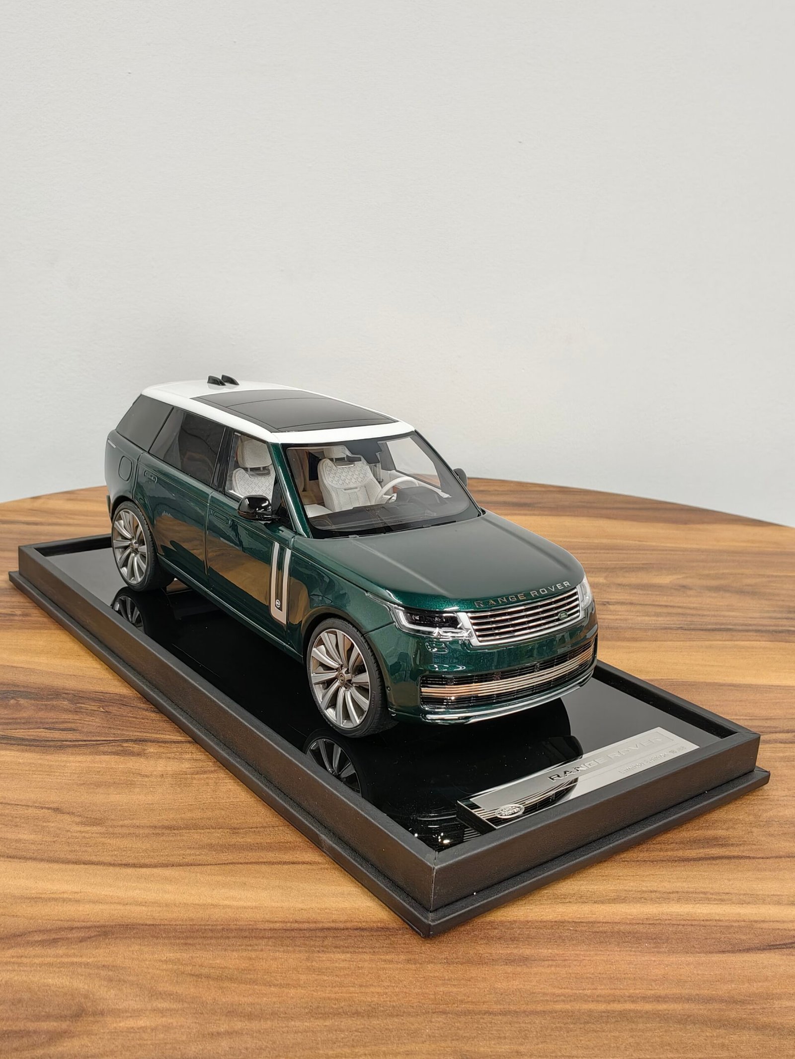 Range Rover 1:18 British Green - Image 4