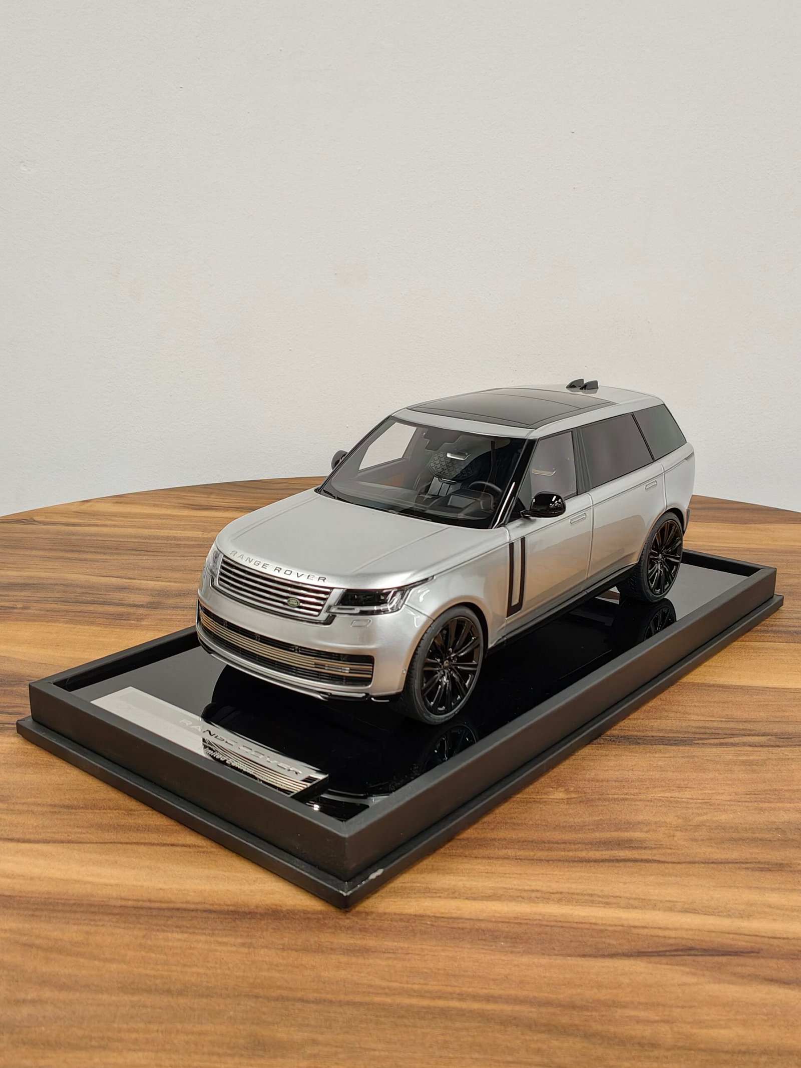 Range Rover 1:18 Silver Metallic