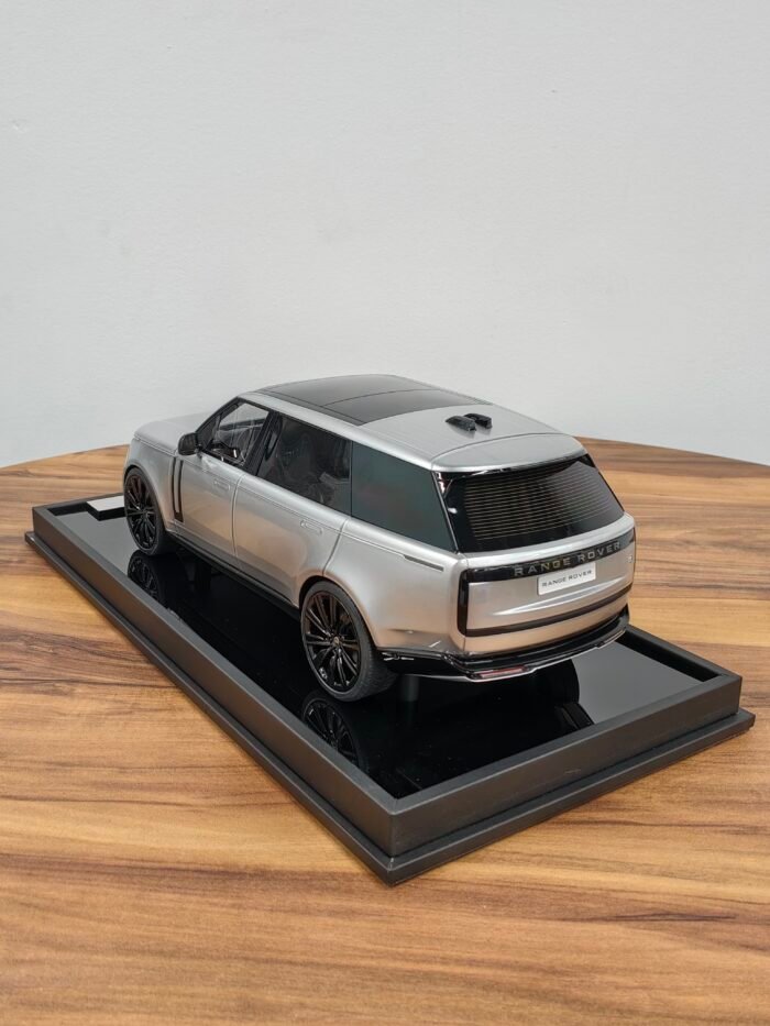 Range Rover 1:18 Silver Metallic - Image 2