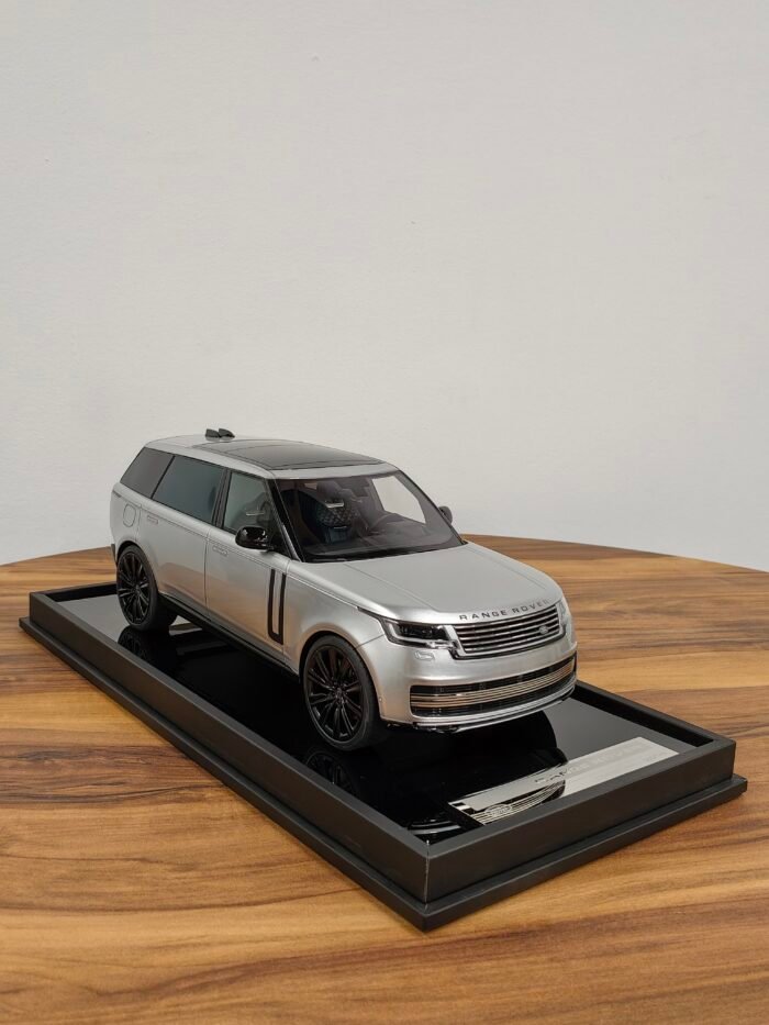 Range Rover 1:18 Silver Metallic - Image 4