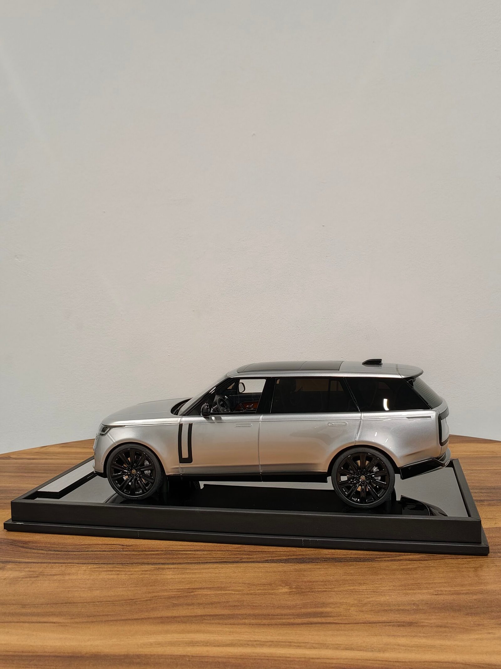 Range Rover 1:18 Silver Metallic - Image 3