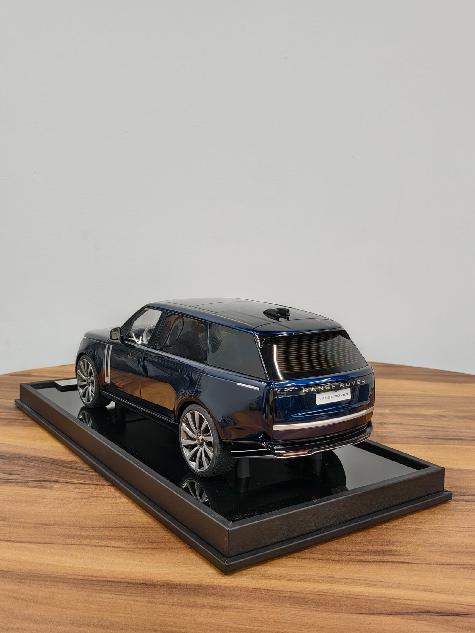 Range Rover 1:18 Blue - Image 2