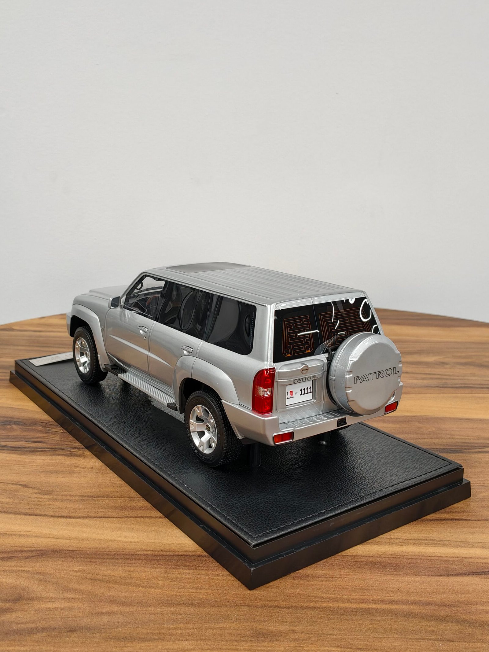 Nissan Patrol Y61 Silver 1:18 - Image 2