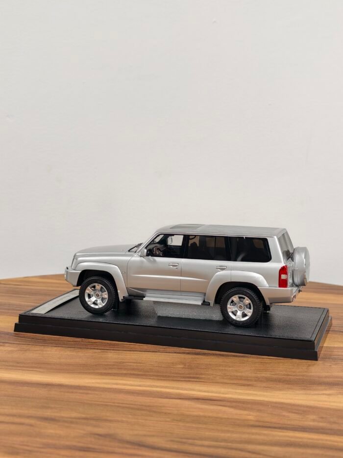 Nissan Patrol Y61 Silver 1:18 - Image 3