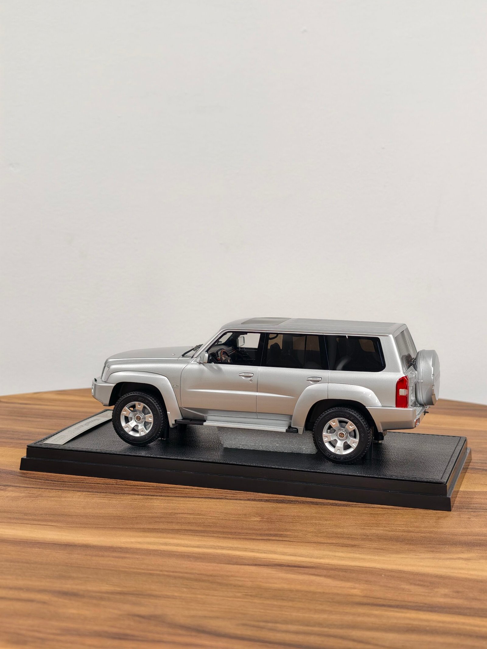 Nissan Patrol Y61 Silver 1:18 - Image 3
