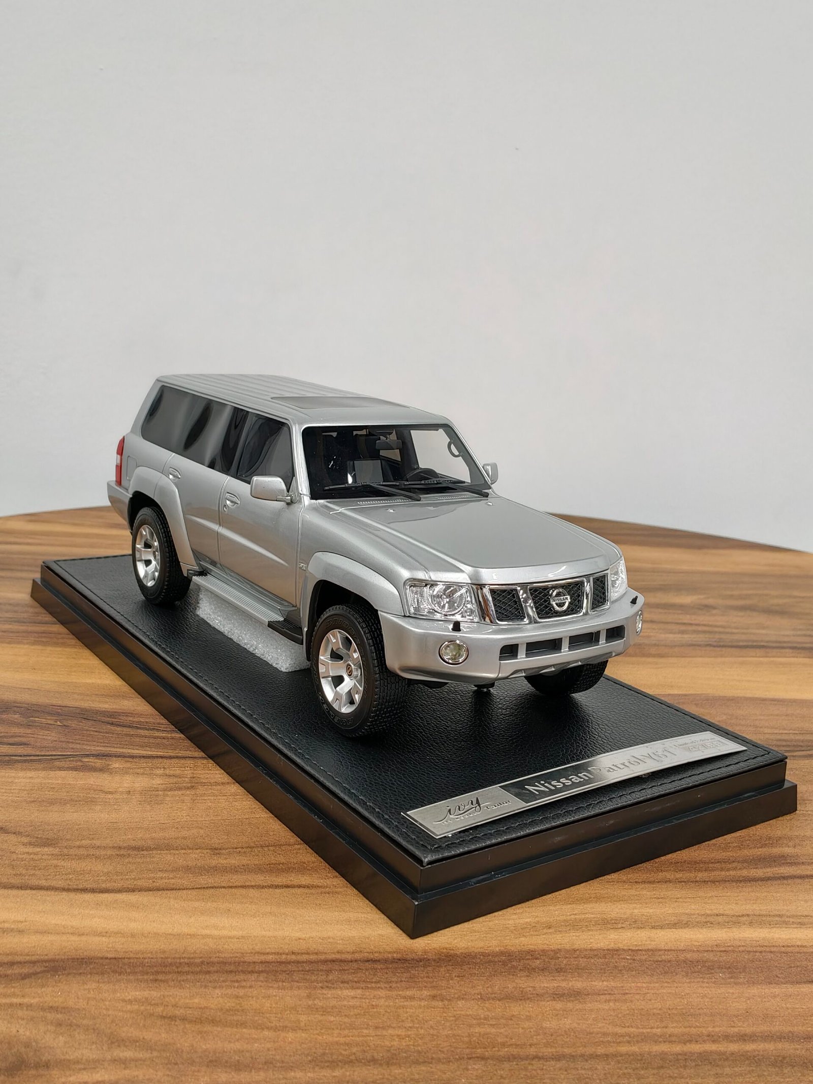 Nissan Patrol Y61 Silver 1:18 - Image 4