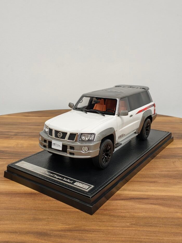 Nissan Patrol Super Safari 1:18 White
