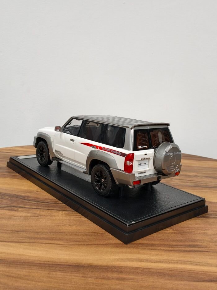 Nissan Patrol Super Safari 1:18 White - Image 2