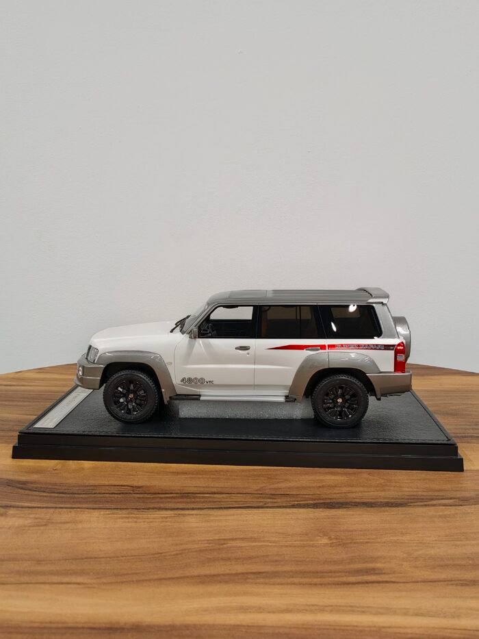 Nissan Patrol Super Safari 1:18 White - Image 4