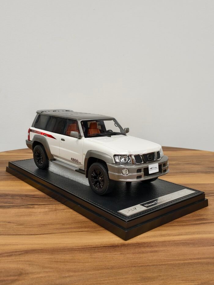 Nissan Patrol Super Safari 1:18 White - Image 3