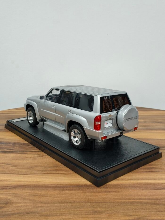 Nissan Patrol Y61 Silver 1:18 - Image 2