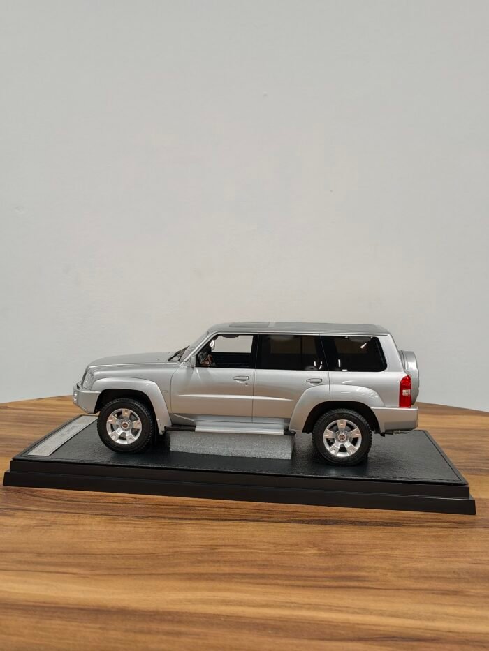 Nissan Patrol Y61 Silver 1:18 - Image 4