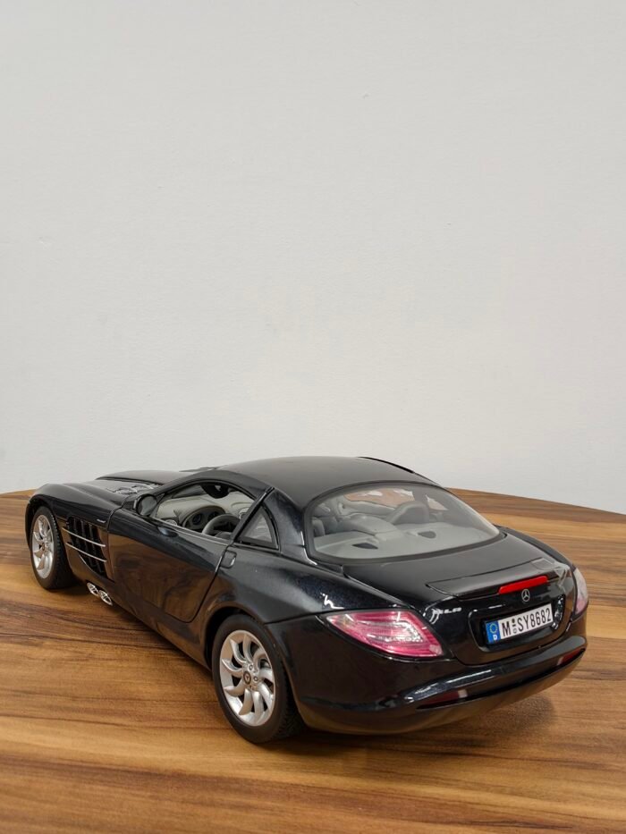 Mercedes-Benz SLR McLaren Black 1:12 - Image 2