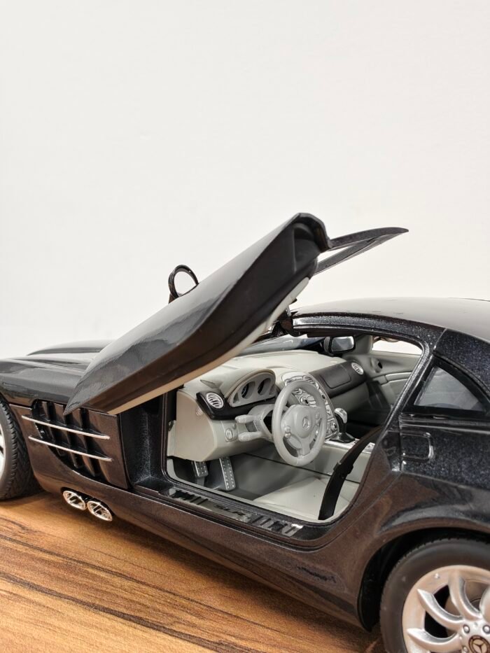 Mercedes-Benz SLR McLaren Black 1:12 - Image 6