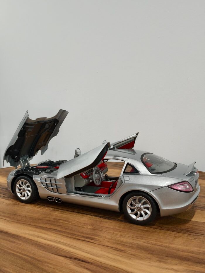 Mercedes-Benz SLR McLaren Silver 1:12 - Image 3